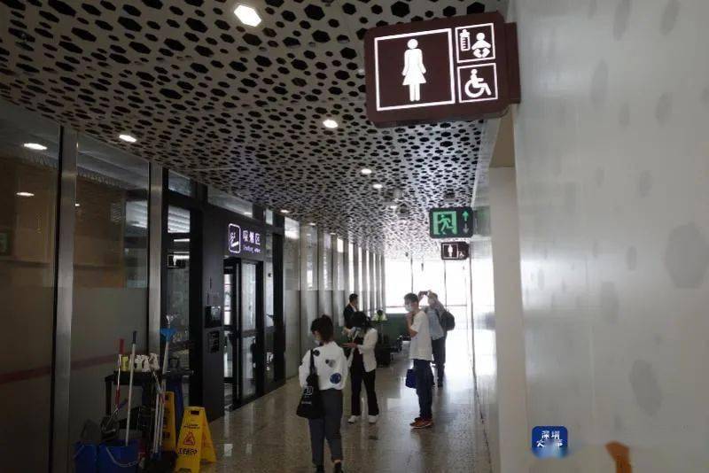 深圳机场被曝违法设豪华吸烟区!官方出手_吸烟室