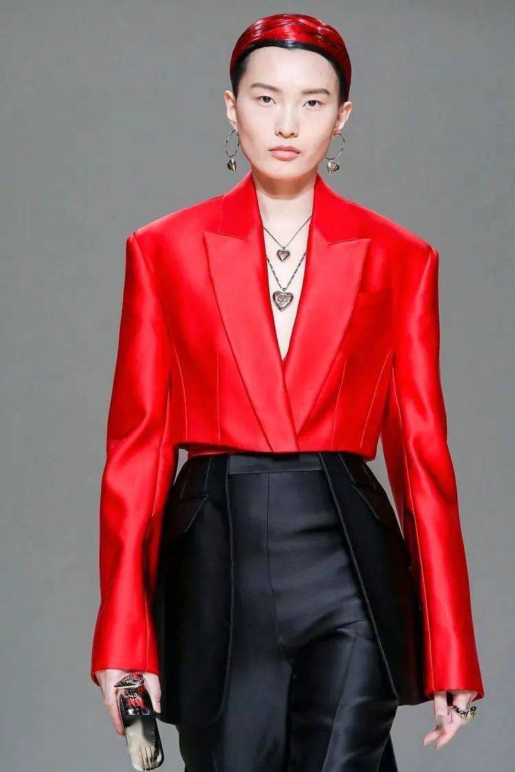 冒险|Pantone发布“月经红”色号,充满活力和冒险精神的红色是如何“驰骋”整个时尚界的？