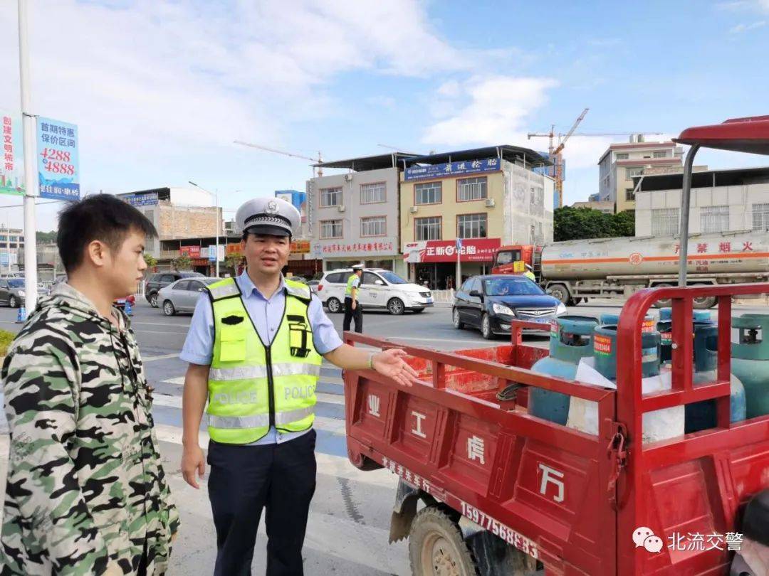 北流市公安局交通管理大队教导员巫剑锋带队路查