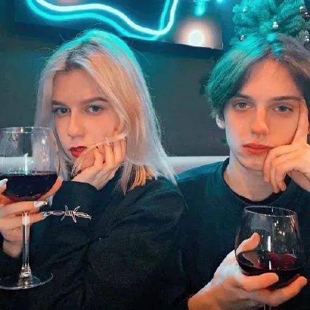 声色什么厉成语_不动声色的图片