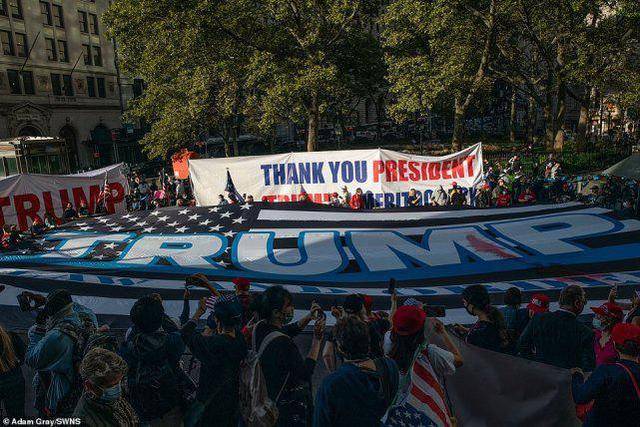 临近美国大选,特朗普支持者和反对者在纽约市