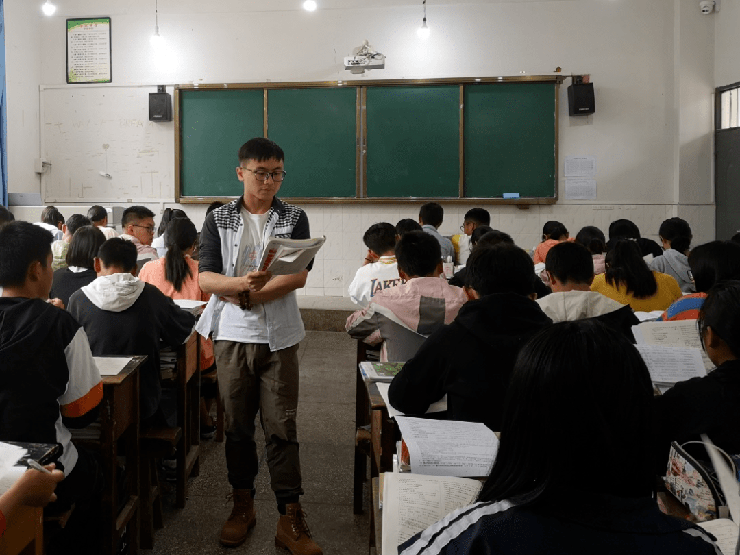梁伟诺为鲁史中学学生授课 来源:校工会 责任编辑:黄嘉琦 初审:何方