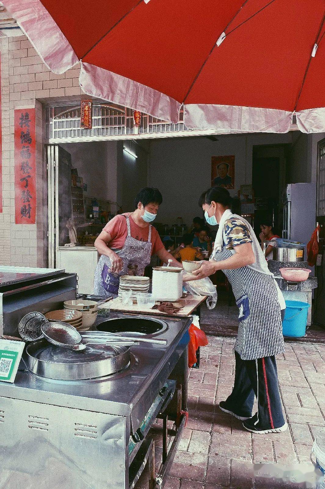 这是一家冬天早晨我常光顾的早餐店,老板和老板娘也很斯文,老板总是穿