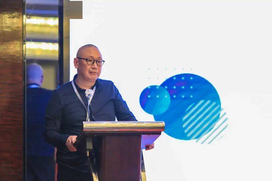 中国流行色协会副会长贺显伟中国流行色协会会长朱莎共计主任1名,副