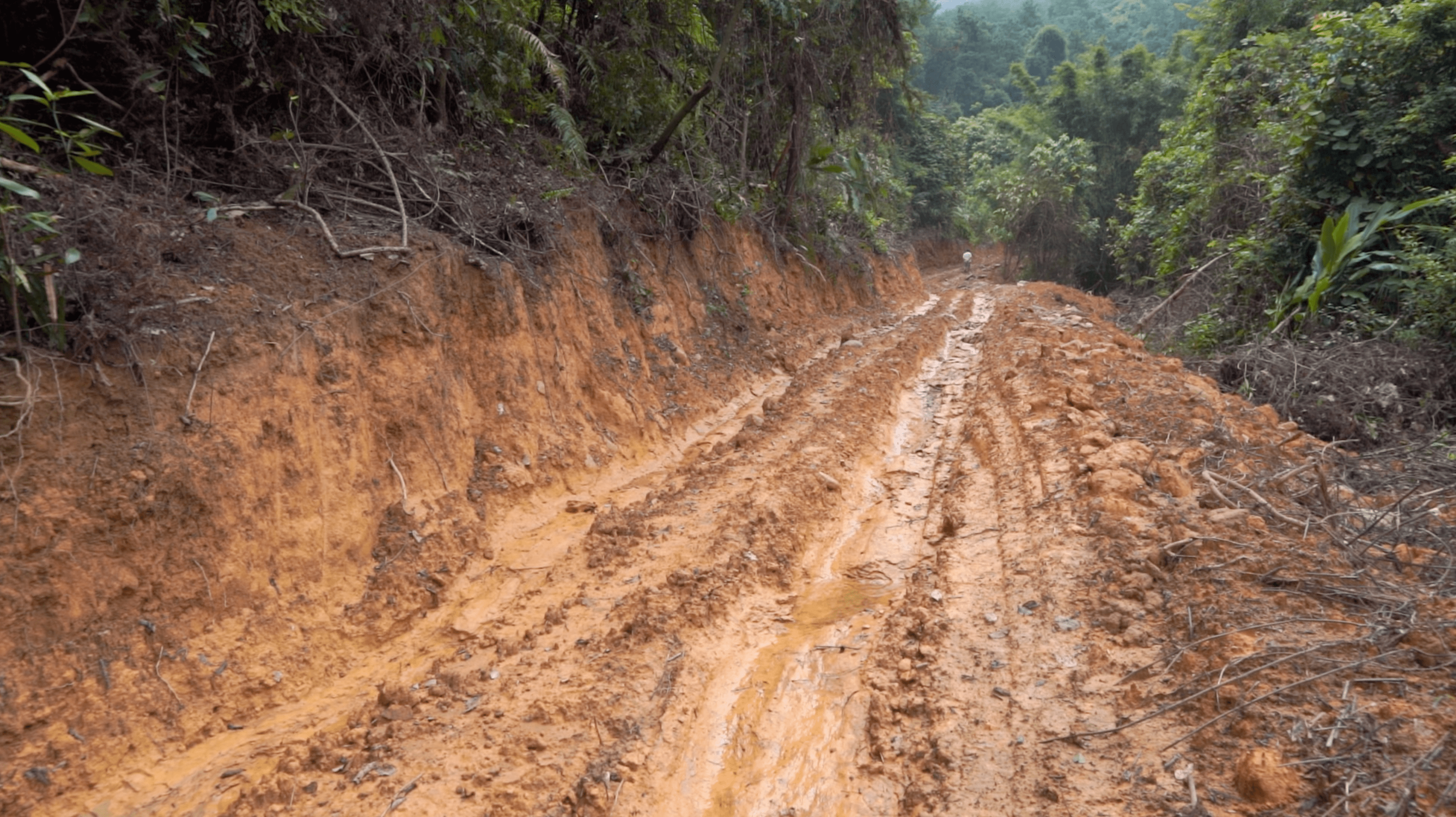 新挖山路雨天泥泞积水,安全隐患大
