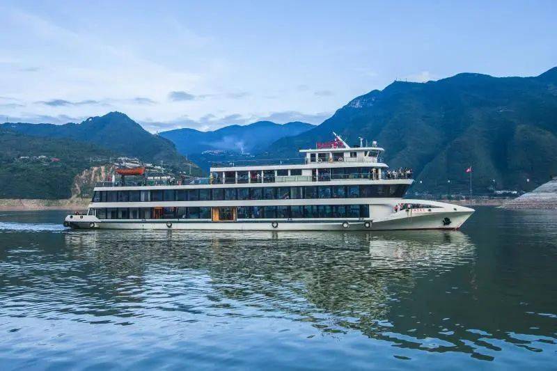 巫山旅游扶贫专线高峡平湖5号游轮正式复航