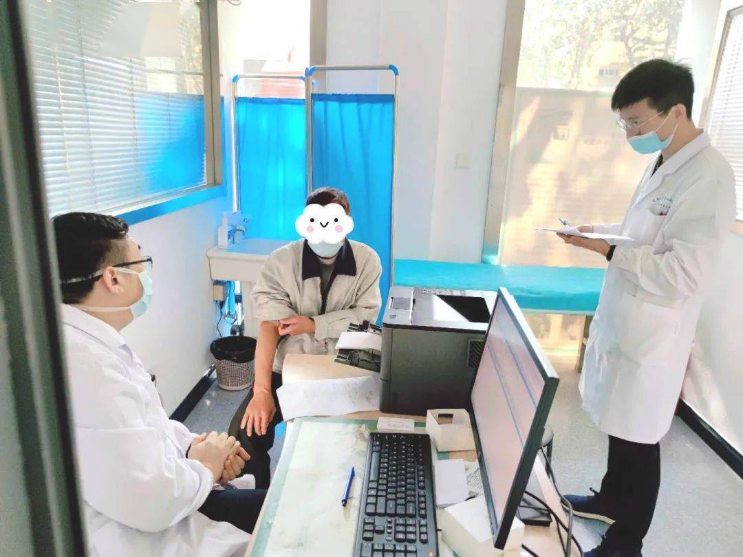 泌尿外科为医院离退休职工 义诊，并且提供了前列腺肿瘤指标的免费筛查。