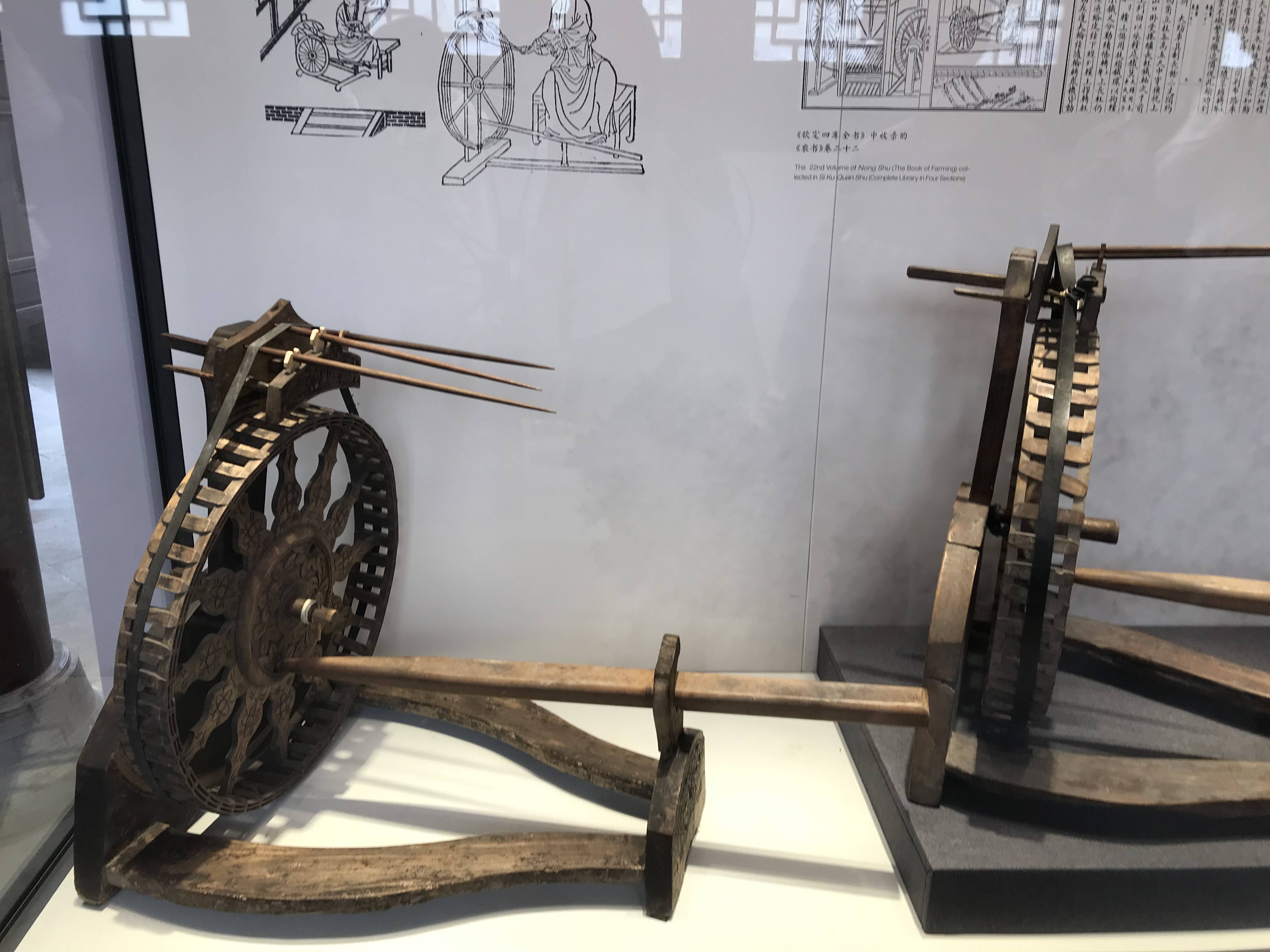 黄道婆纪念馆展出了数台黄道婆发明的三锭纺车因为她的创新,上海走向