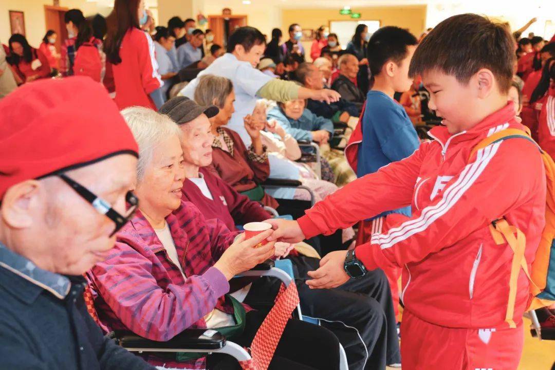 九九重阳节 浓浓敬老情—凤翔路小学三(5)班关爱老人志愿服务活动