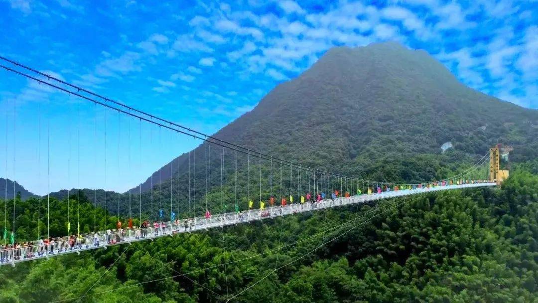 赣州 三百山景区  三百山景区位于江西省赣州市安远县,是国家级风景