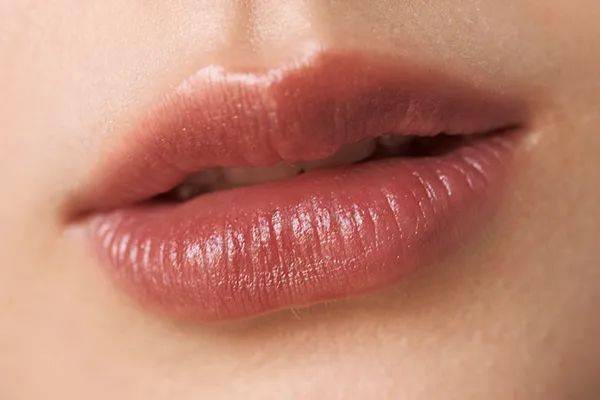 涂谁|足以让你时髦整个秋冬的棕色唇，谁涂谁好看