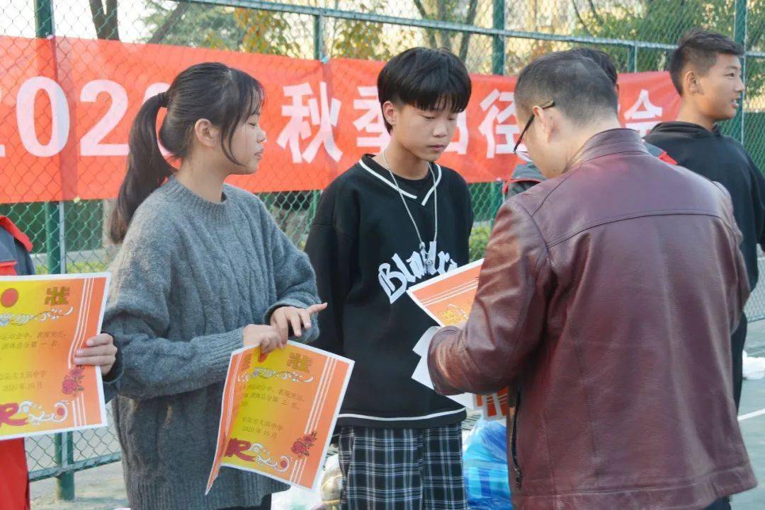 矫似虎跳深潭  轻盈的纵身一跃  便扑向无穷远方  @阜阳市大田中学