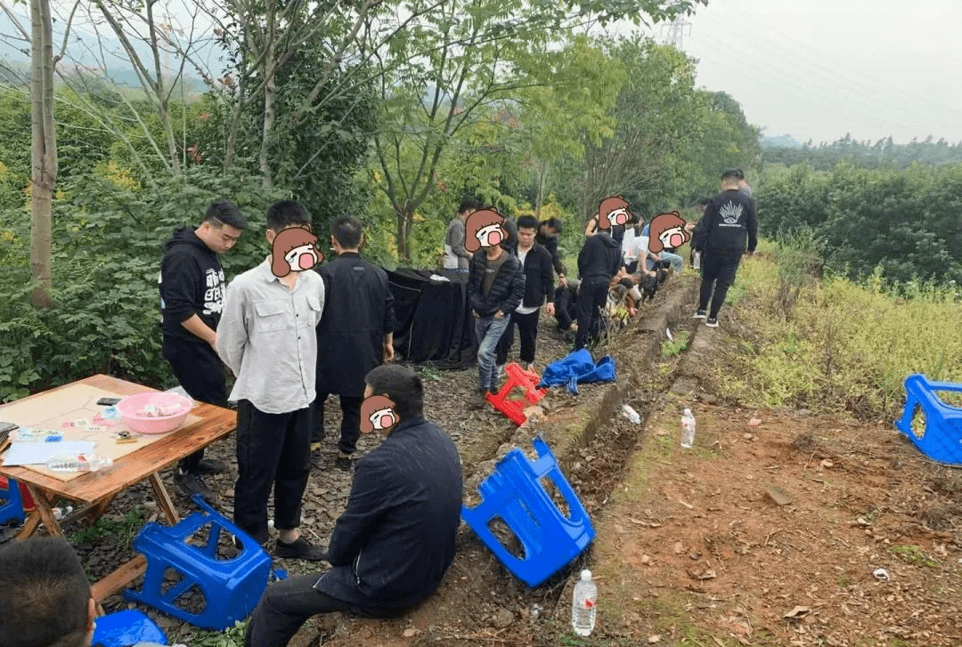 永康某山顶十多人聚众赌博,被警方一锅端!