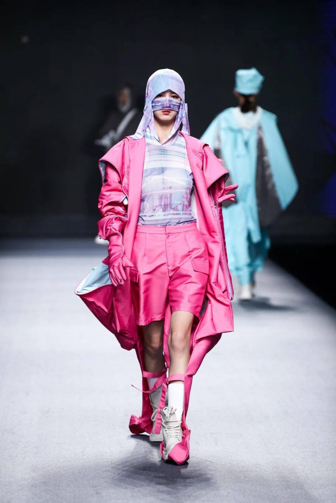 来自伦敦时装学院的张贺获得最佳风格奖,来自北京服装学院的吴颖华