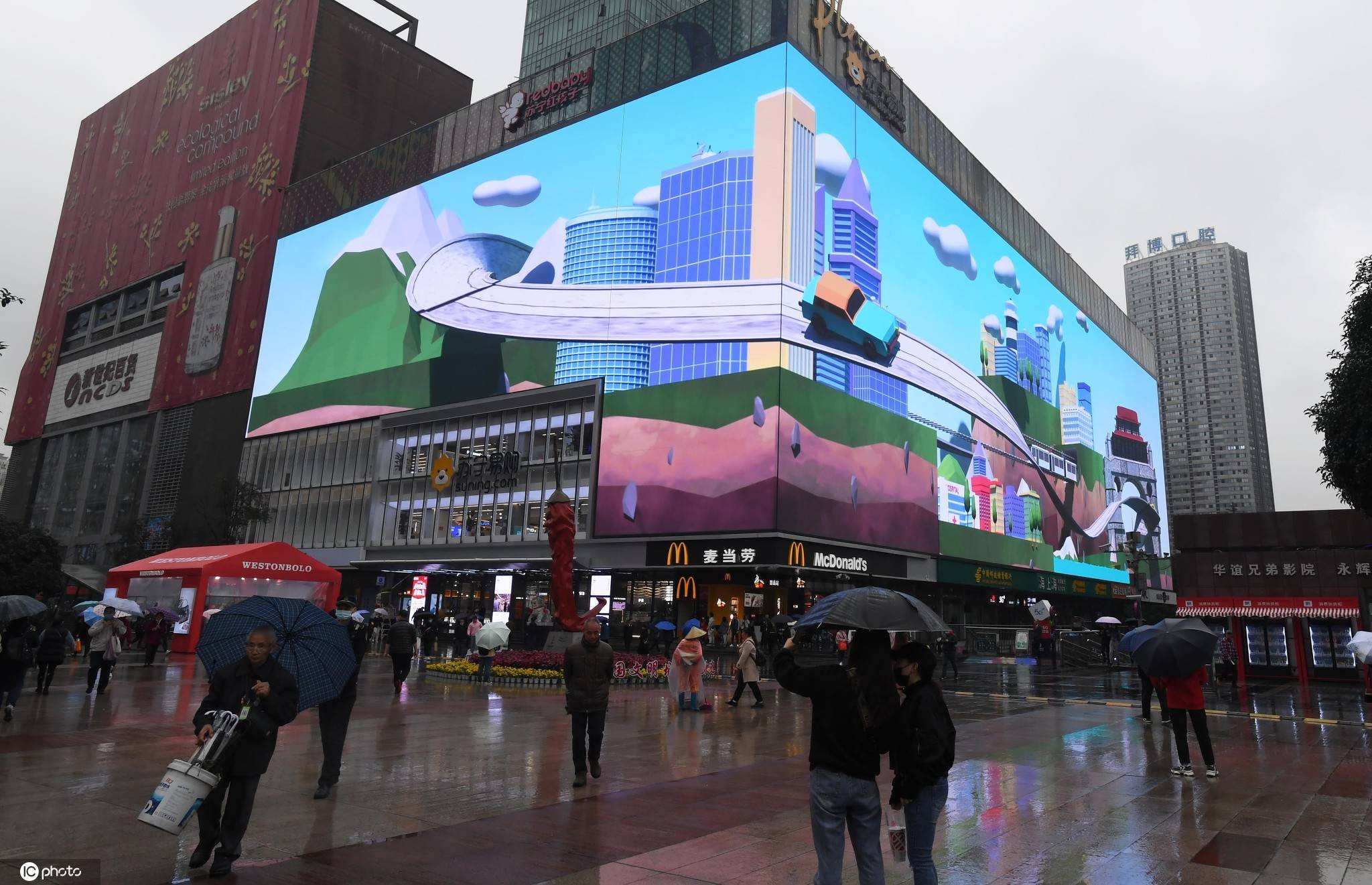 巨型裸眼3d屏亮相重庆超酷炫"太空飞船"引人冒雨围观"打卡"