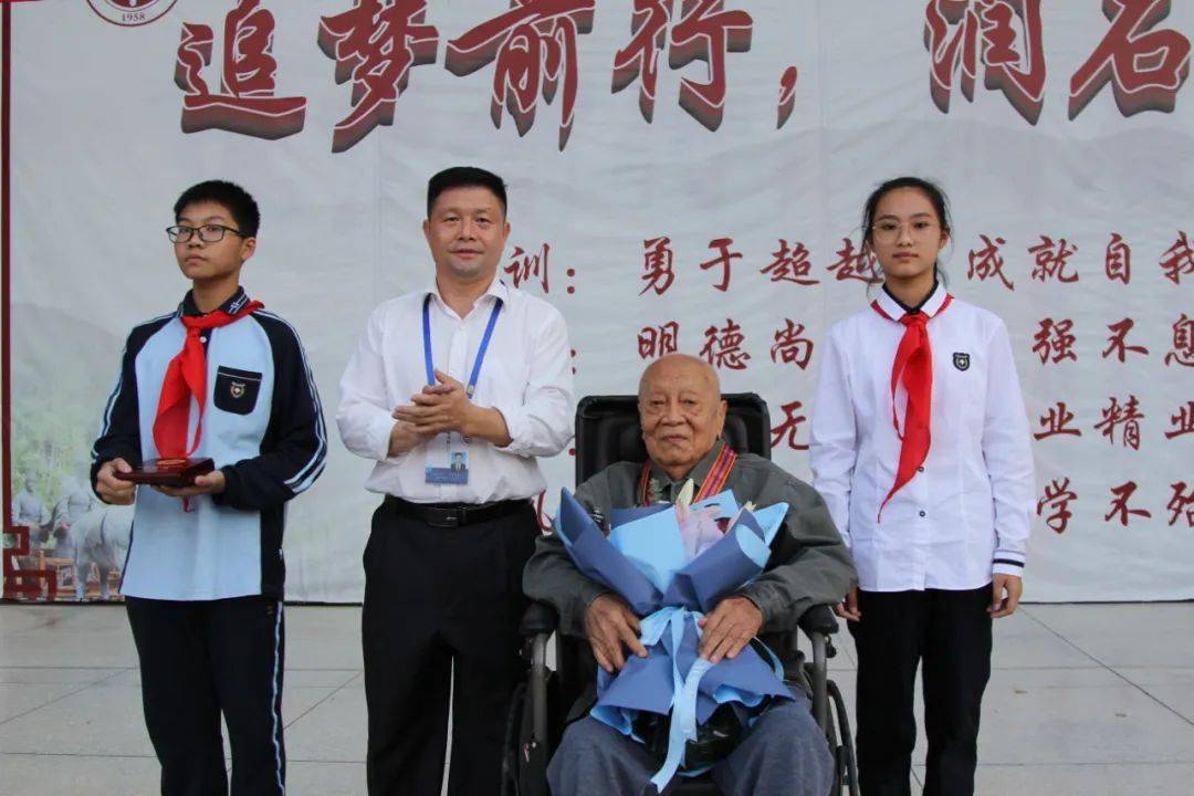 南宁十中举行"红色传奇进校园"主题活动暨初2020级少先队建队仪式