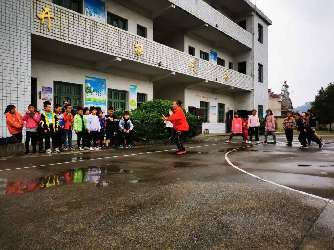 培元小学:退休教师话重阳