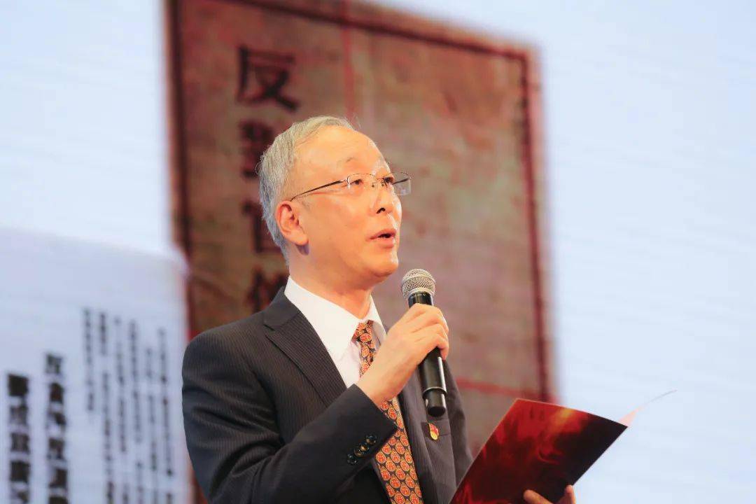 市政府法律顾问,行政法学教授沈福俊在现场阐述了行政执法的历史脉络