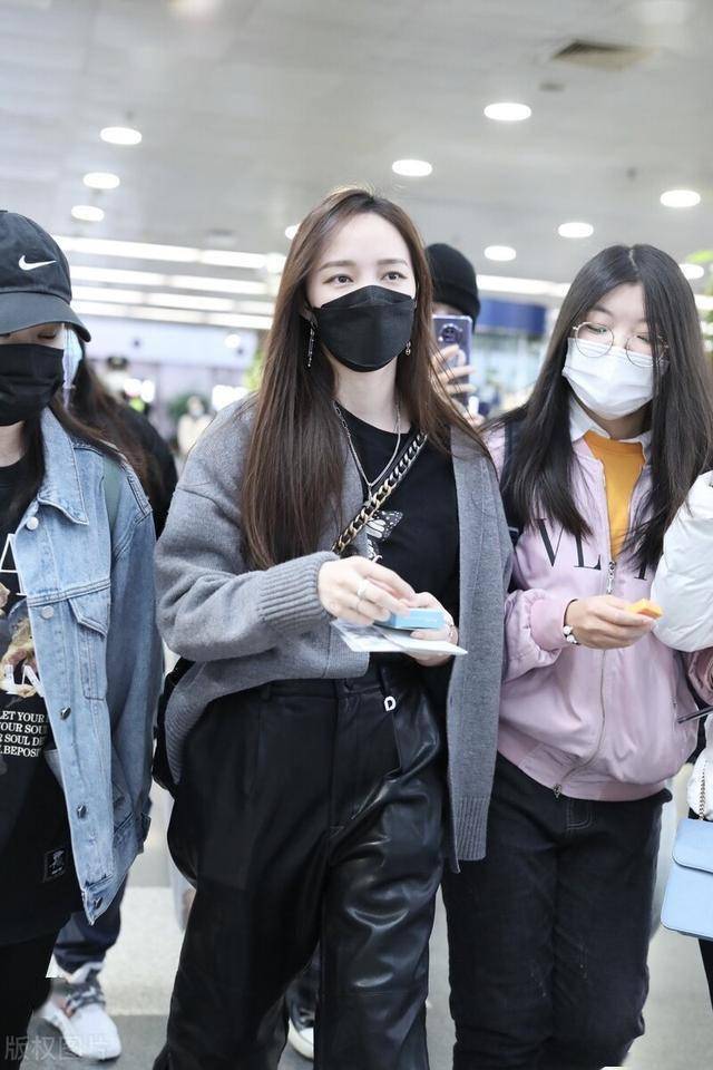 孟佳现身机场穿灰色针织开衫搭配皮裤长发飘飘很有少女感