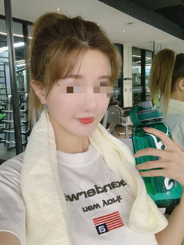 直播|顶着发泡的馒头脸，却自称医美教母，教唆粉丝整容反遭毁容