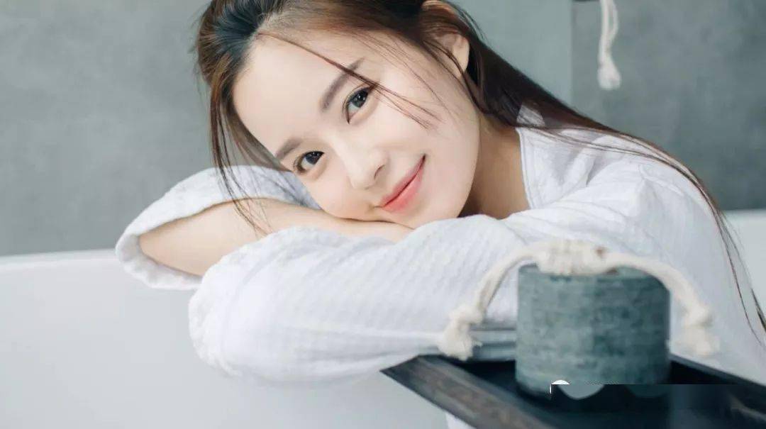 或金星落入七宫或十宫的mm们,小时候可能是丑小鸭,长大之后变成大美女