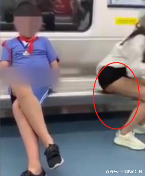 原创土豪小学生约女主播看电影,举止亲密送9000元手机,网友:不提倡