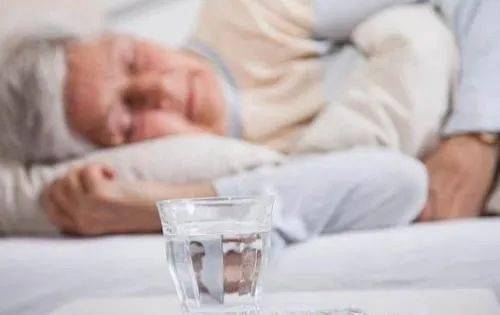 【老年天地】睡醒后为啥口干舌燥