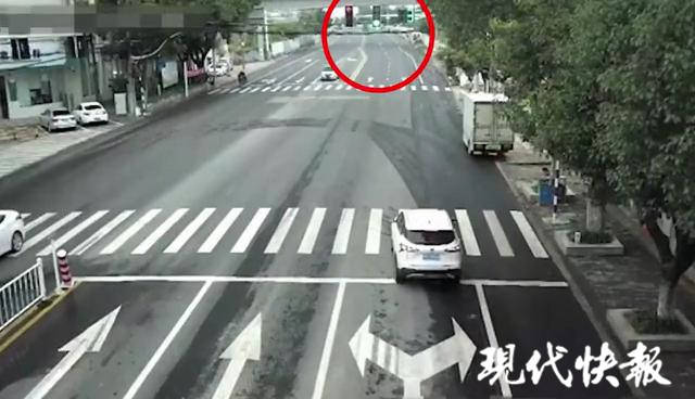 车辆|男子驾车闯红灯险些撞上警车，民警一查发现……