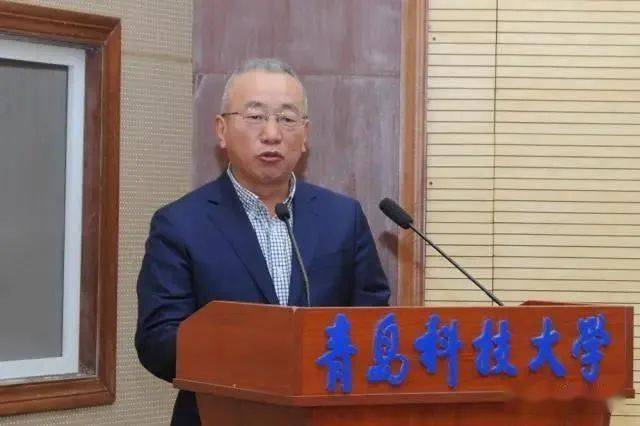 青岛一木集团有限公司董事长殷兆坤作为学员代表发言.