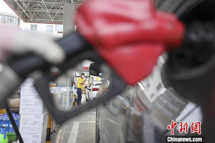 中国成品油价下调 再度触及“地板价”政策插图
