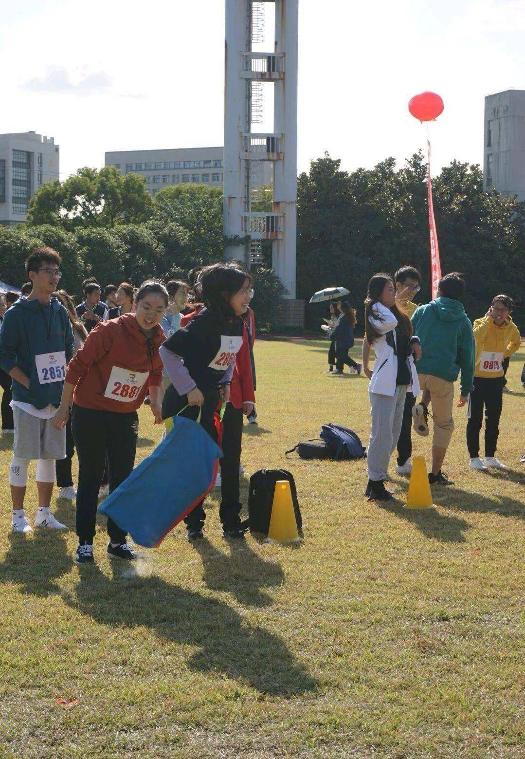 九游会老哥俱乐部校运会｜赤色跑道与茵茵草地见证我们的青春活力(图2)