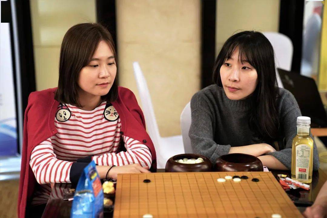 吴侑珍和金美里2019年5月29日,第24届lg杯世界围棋棋王战16强赛在韩国