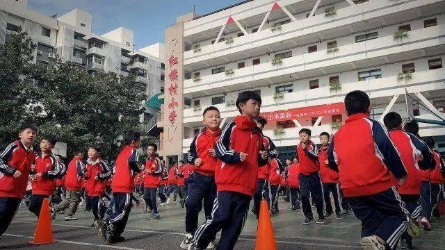 硚口红旗村小学因地制宜创新方式让学生动起来