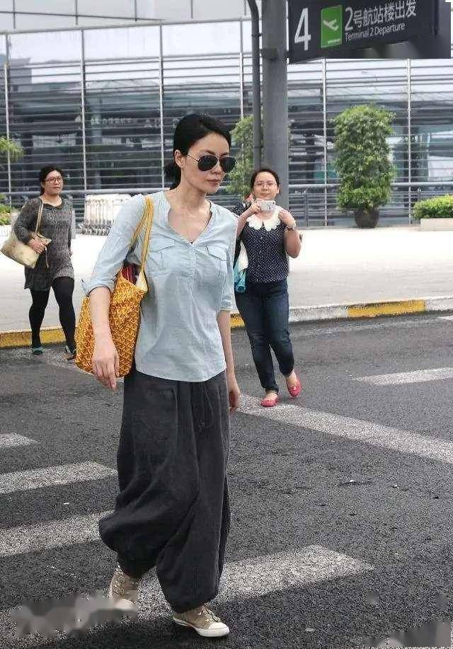 王菲不愧是"天后"级别!随便穿件衬衫搭阔腿裤,优雅大气真好看