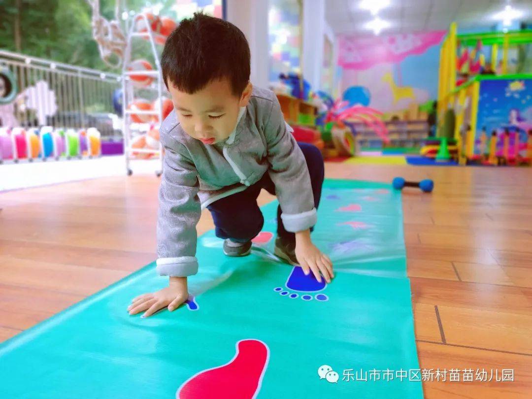 【苗幼·班级心语】:体智能游戏——手脚并用_幼儿