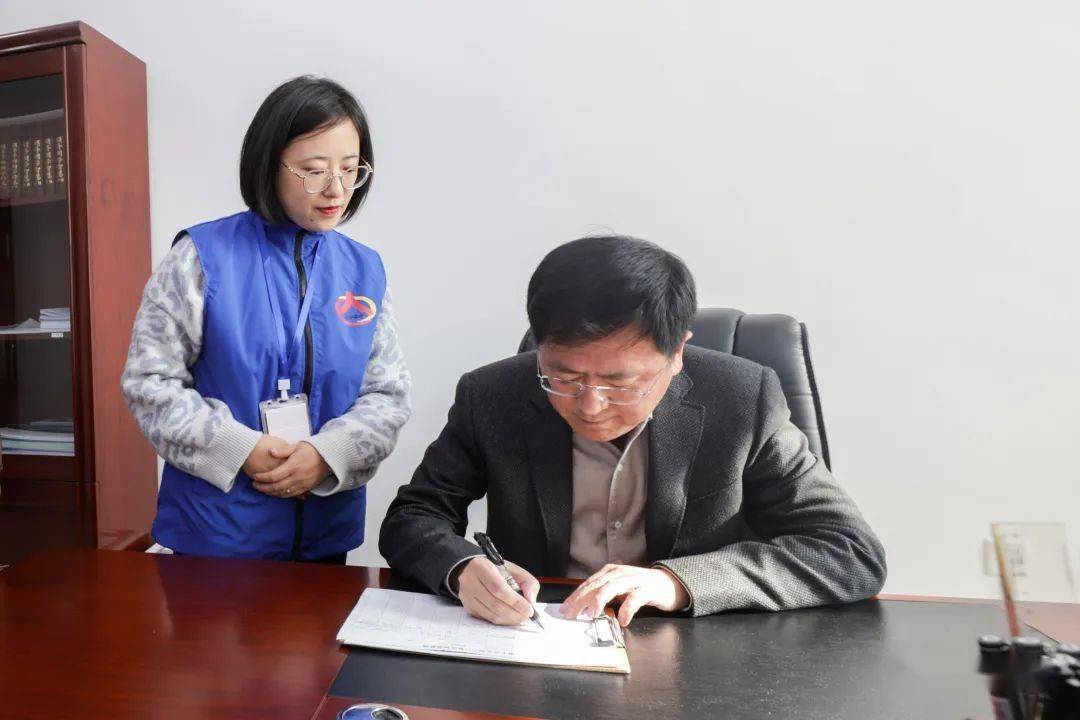 市委书记参加人口普查登记工作_普查人口登记表格图片(2)