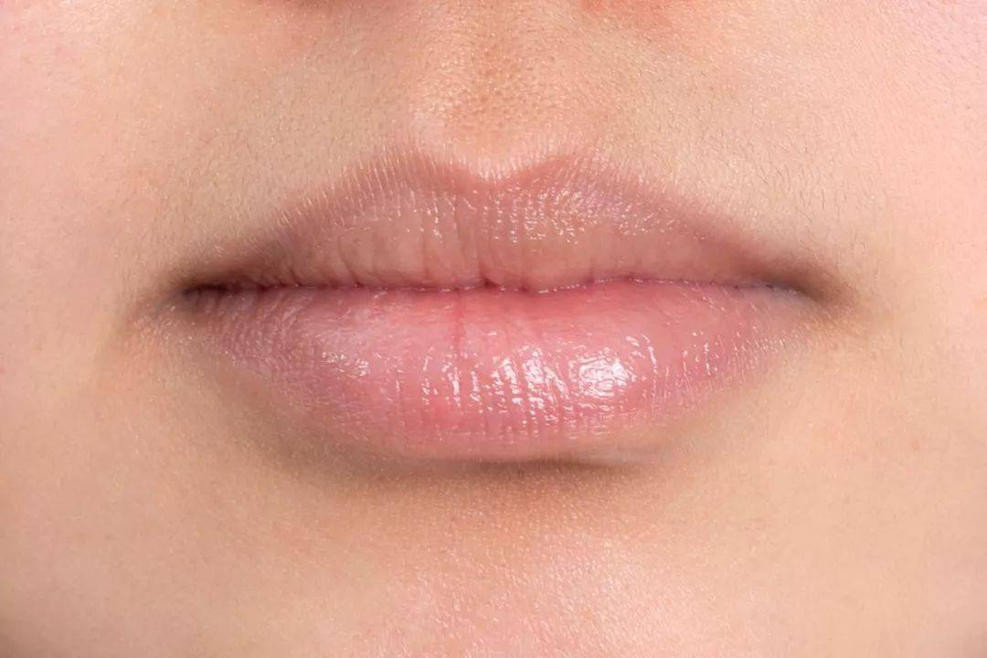 桂花|国产“唇纹熨斗”，一抹摆平唇干、起皮，润得想接吻