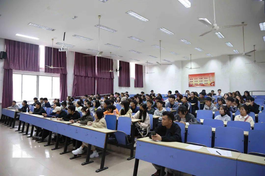 校学生会与学生工作通讯社摄影培训顺利进行_骆霖