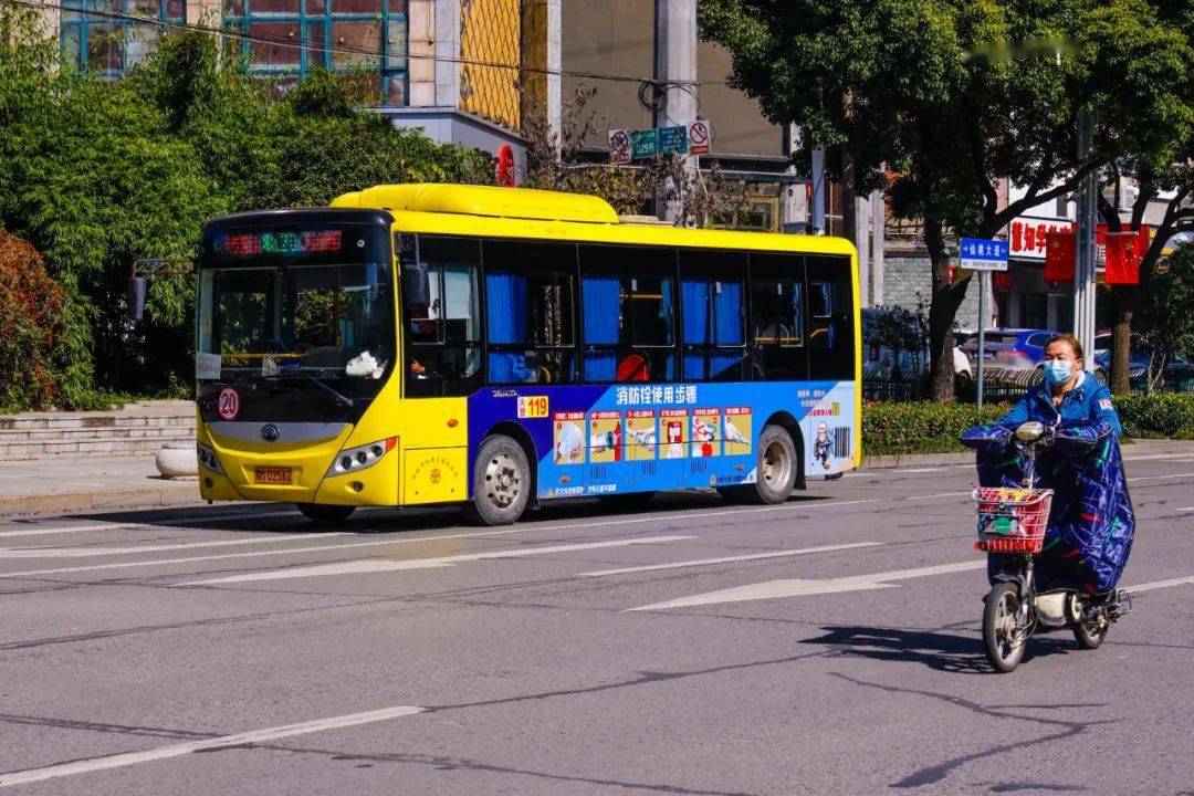 太抢眼!湖北仙桃街头惊现"消防主题"公交车,快来打卡