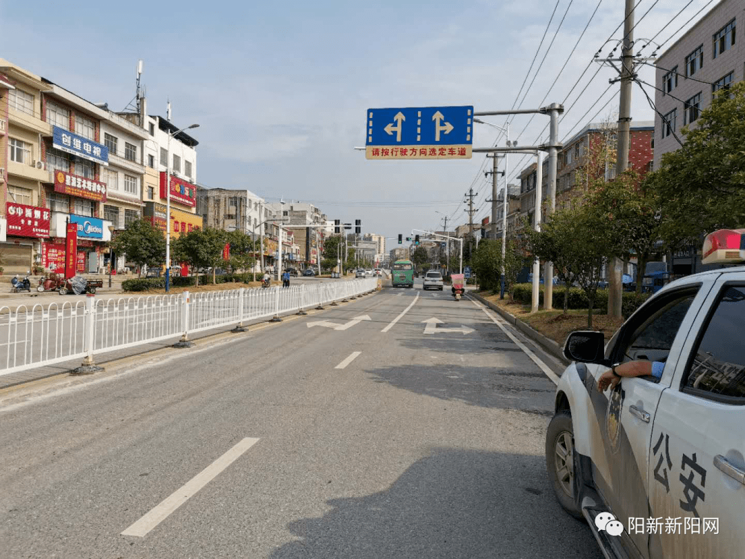 4,兴韦大道中商平价超市十字路口 (红绿灯)
