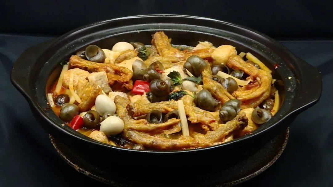 【臻实用】红遍夜宵摊的螺蛳鸭脚煲也能自己做,酸辣味浓超下饭,隔着