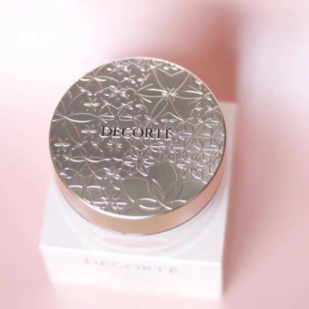 cr|秋冬想要服帖持久妆容，认真定妆不能少