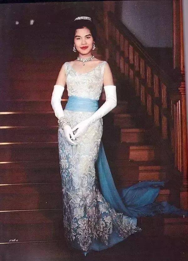 珠宝|18岁封后，50岁出轨？珠宝堆成山，还是留不住她的心……