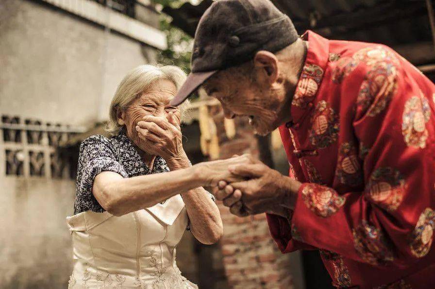 在院子里荡秋千 时间没有消磨掉 他们之间的感情 即使白发苍苍 爱情