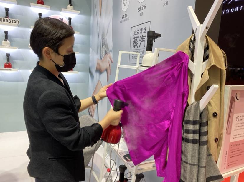 博会|虚拟化妆师、发质检测仪、“金鹰女神”裙，这届进博会够时尚