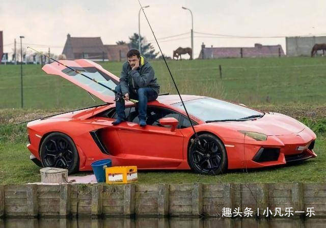 搞笑GIF:男朋友送我个金戒指,怎么还有“土鸡”两个字