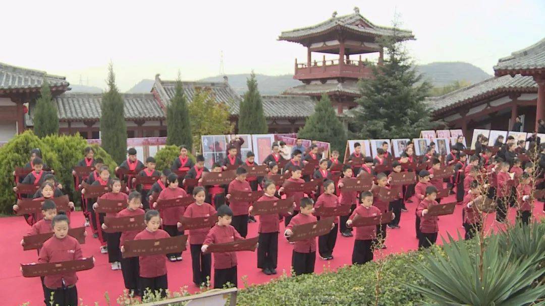 承家风"研学主题活动, 在礼元镇裴柏村裴氏宗祠凌烟阁举行,这是我县"