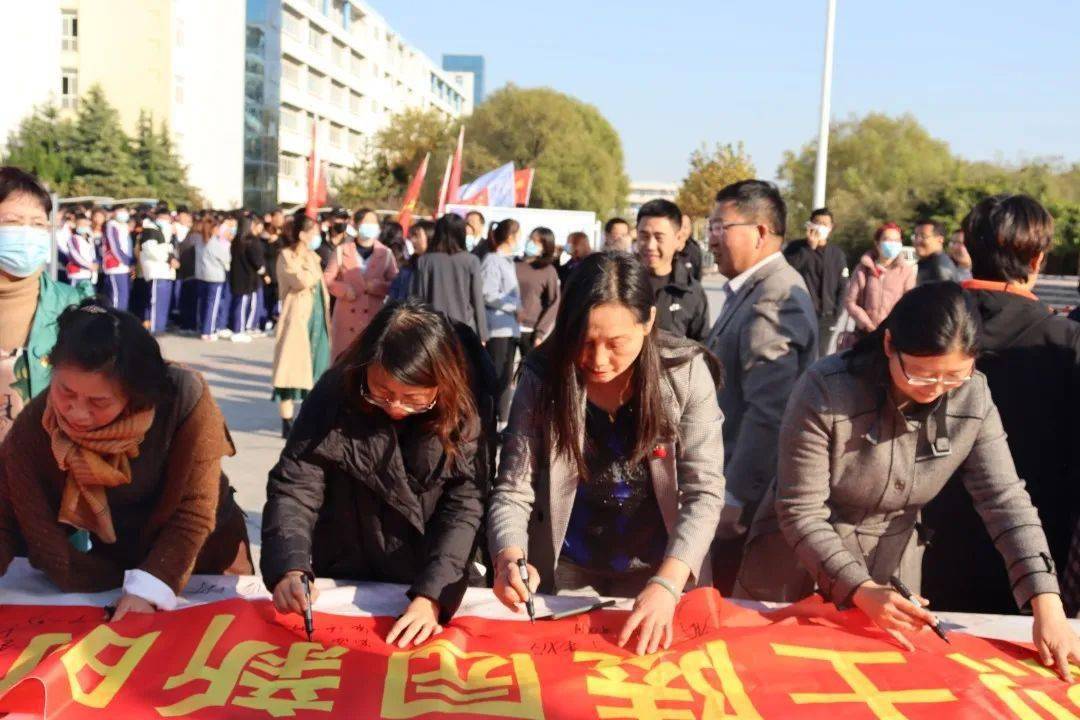缅怀英烈,烟台职业学院师生在行动