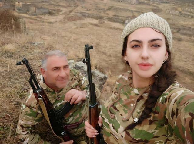 而且由于亚美尼亚兵员上的问题,女兵越来越多地出现在了前线.