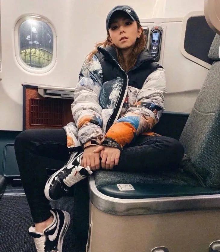 周冬雨|女孩们，撑得很累吧......像周冬雨一样套羽绒服不好吗！？